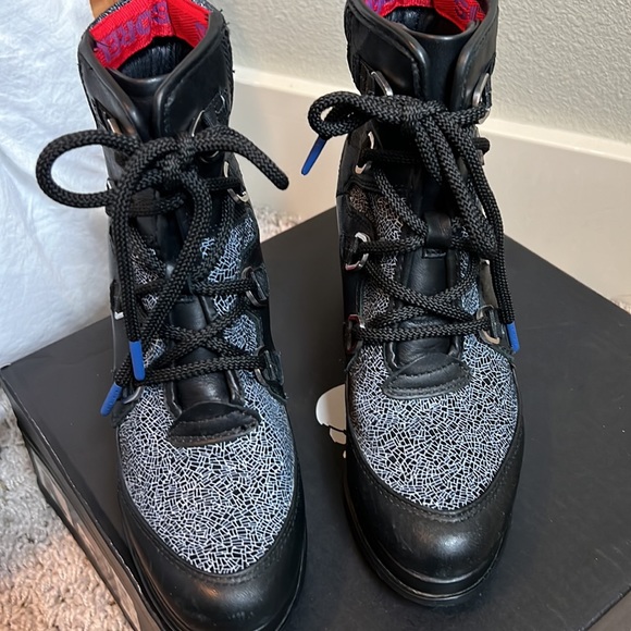 Sorel black lace shatter boot size 7, red heel, waterproof - Picture 3 of 5